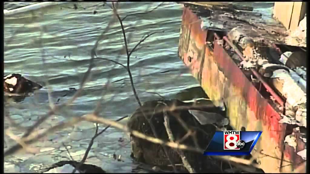 Sinking barge leaks diesel fuel in Damariscotta River