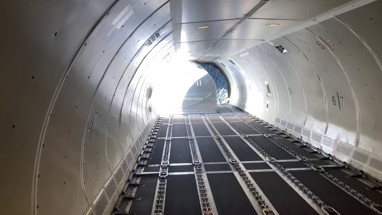 Boeing B757-200F offload cargo