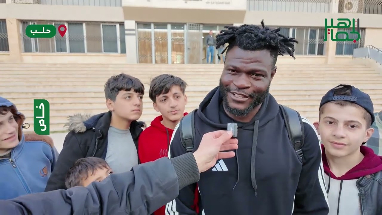 مهاجم أهلي حلب إيمانويل ماهوب ينعم بمحبة الجمهور ويتحدث عن تقدمه هدافي الدوري