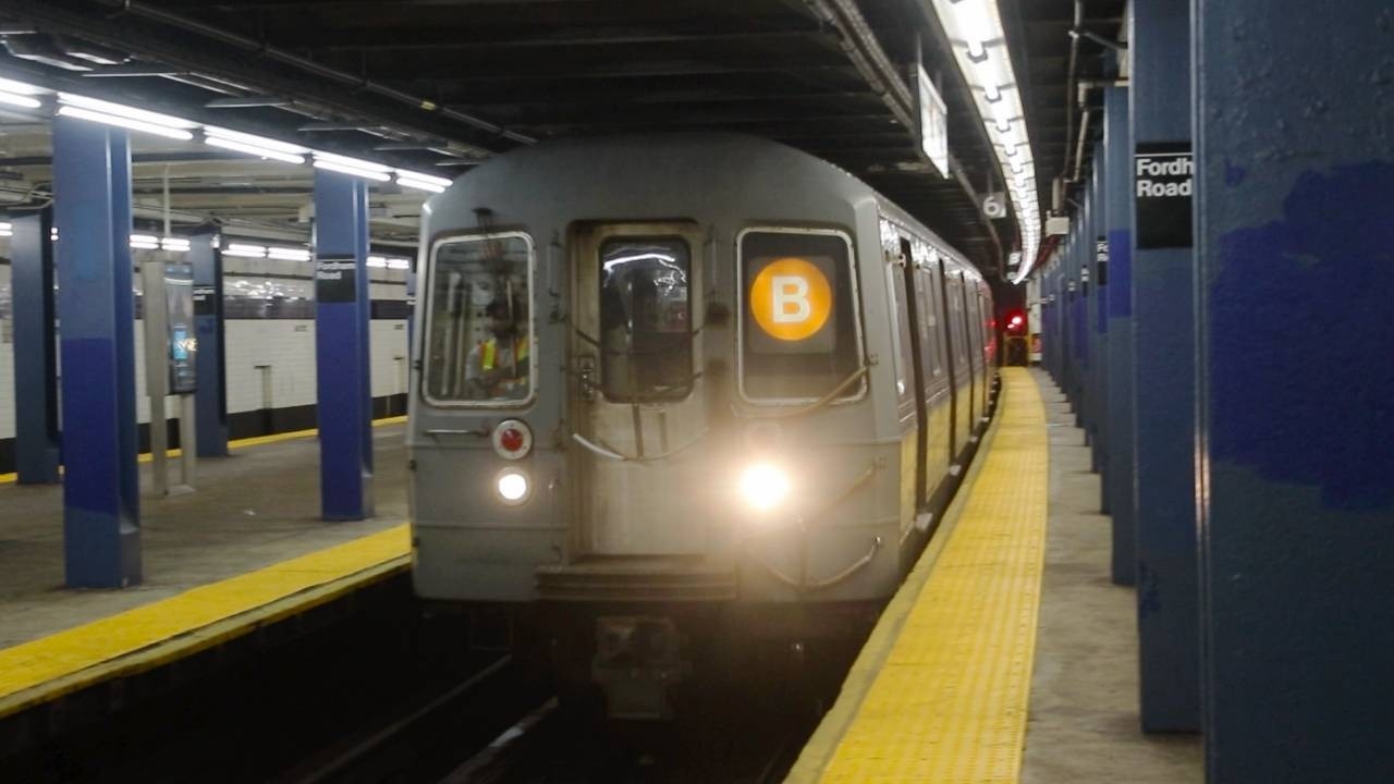 NYCT Subway: Kingsbridge Road-bound R68 (B) Train at Fordham Road