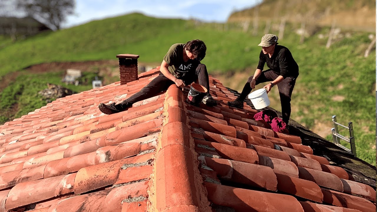 113-🏡Pintamos la cumbrera del TEJADO con IMPERMEABILIZANTE⚒️Rehabilitación DIY CABAÑA de PIEDRA