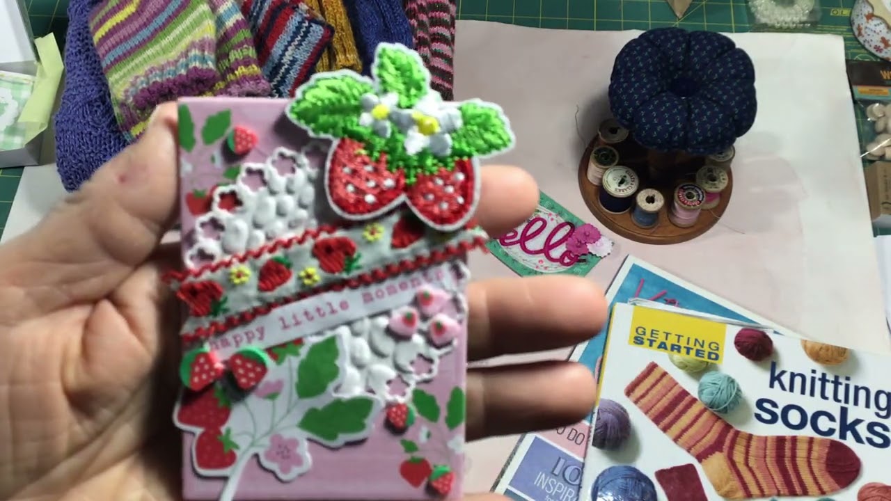 Проекты по бумажному шитью, машинной стежке и вязанию.