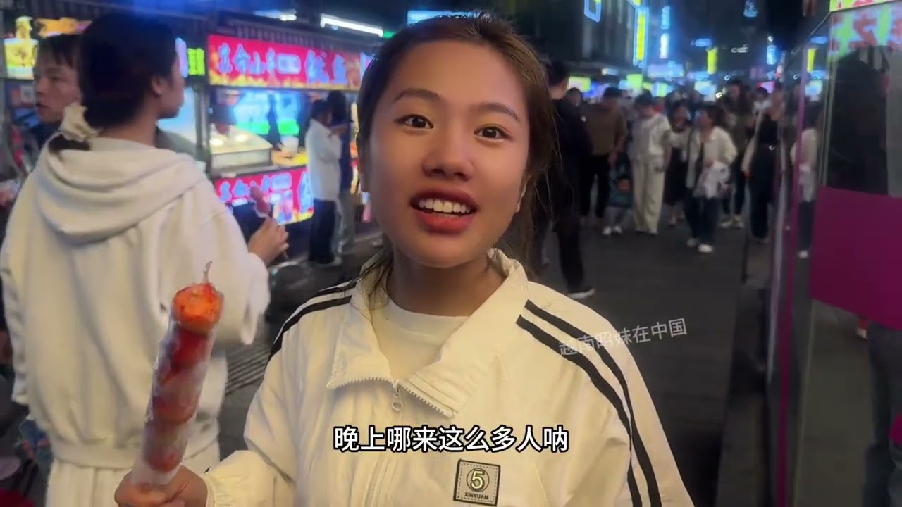 越南侄女好奇的问为什么在中国白天不见人影响，晚上哪来这么多人，李凡的回答她表情亮了