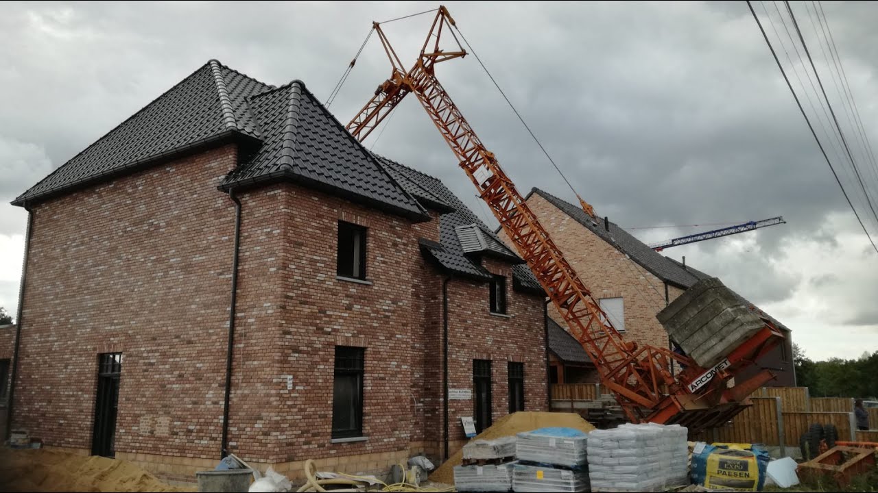 Bouwkraan kantelt en valt over huis