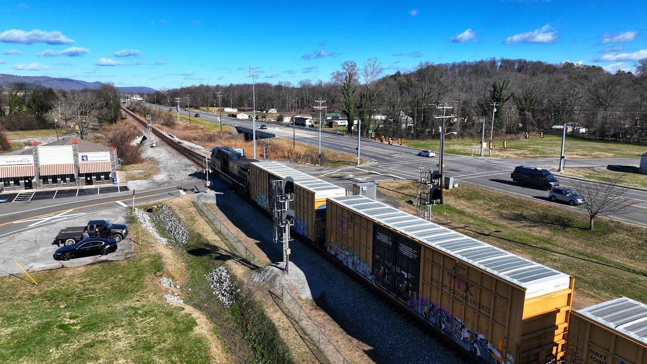 Norfolk Southern 174 with 1 up front & 1 on the rear heads thru Spring City Tennessee 
