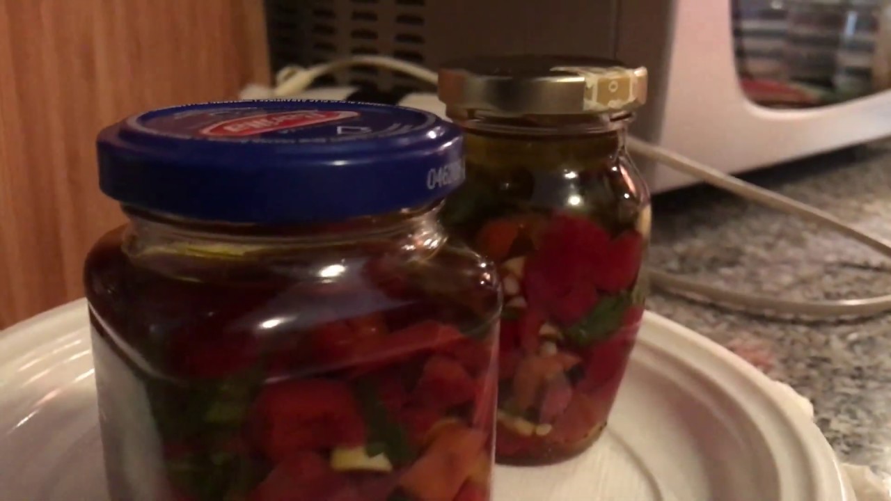 Ricetta Peperoncini Sott'olio aglio e basilico