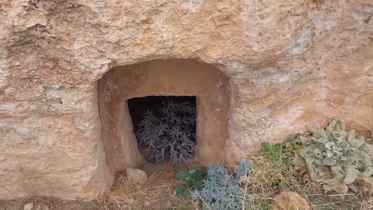 Diyarbakır Çermik Sinek Köyü Kaya Mezarları.