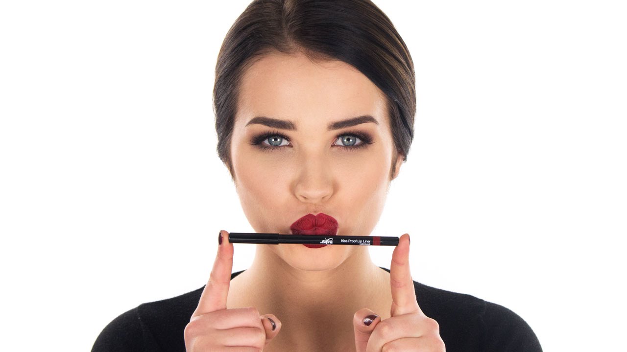 Glamourous tutorial by Isabella Jedler with makeup from .F&Auml;RG Collection!