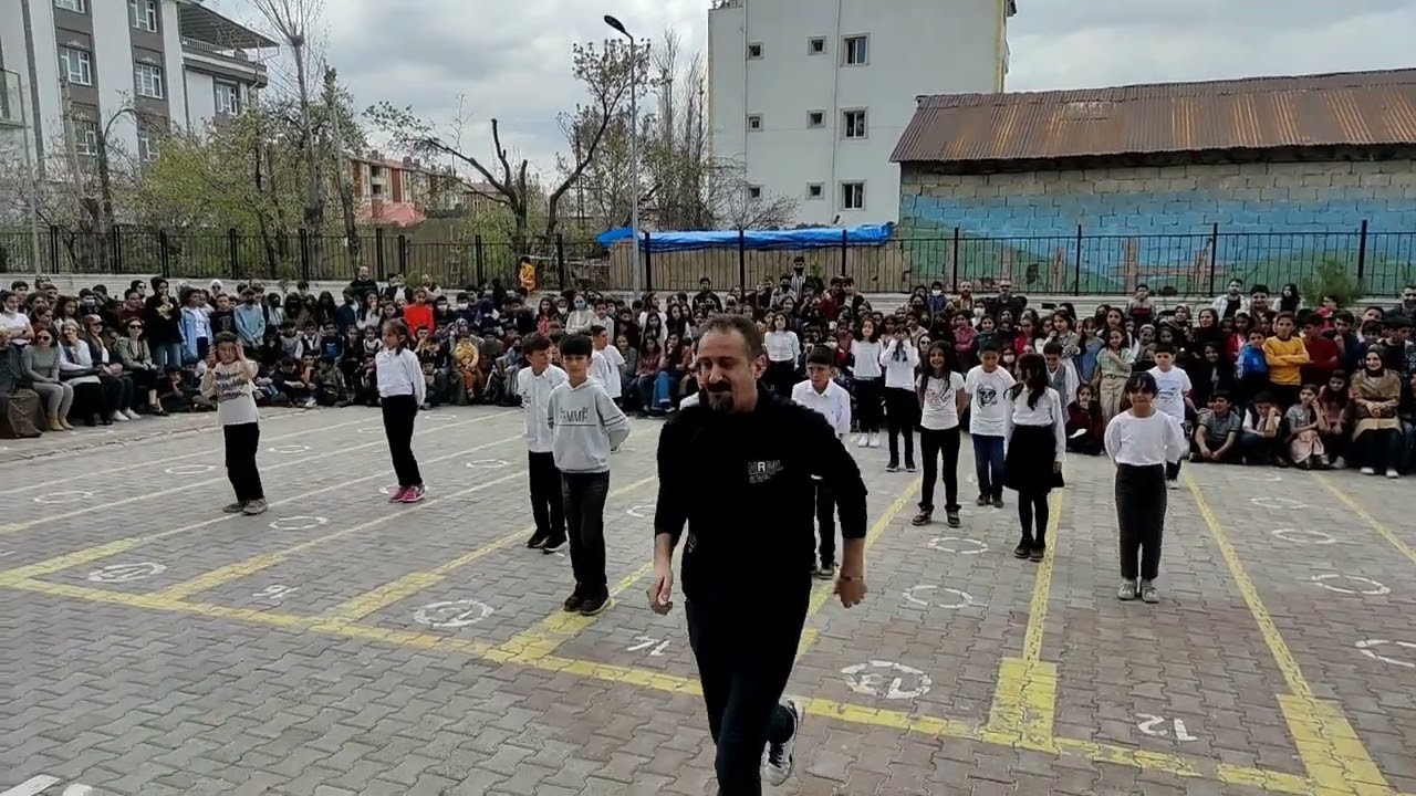 Halk oyunları g&ouml;sterisi 23 Nisan Tunca Uras ortaokulu