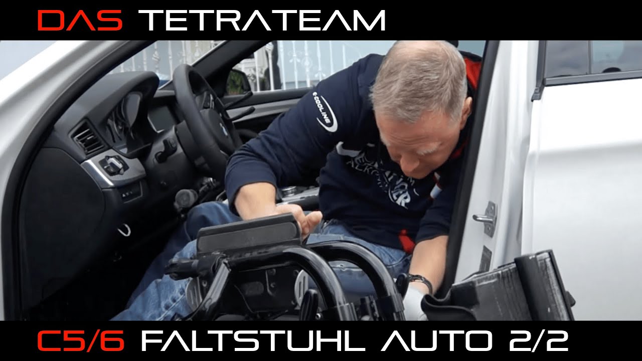 Ausladen eines Faltrollstuhls aus dem Auto