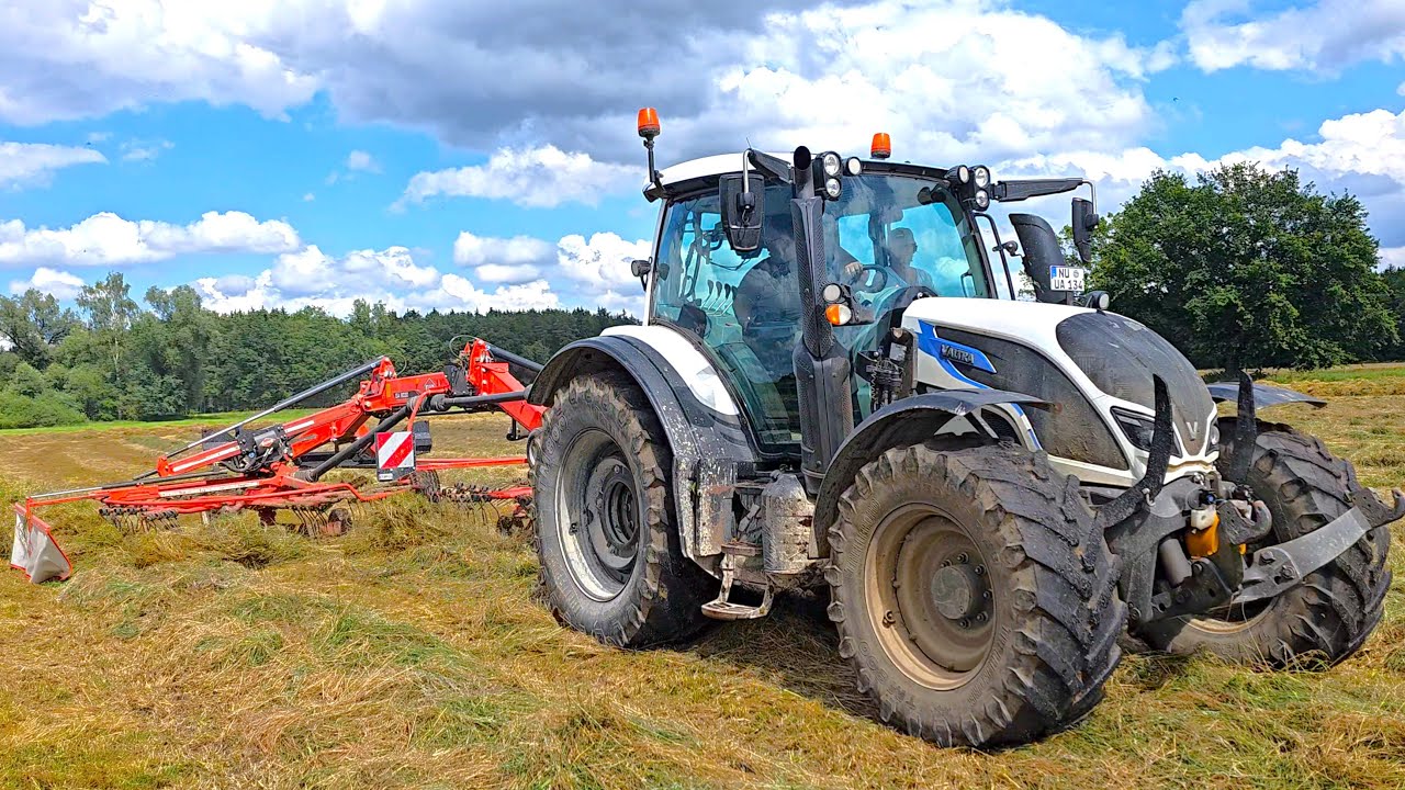 VALTRA N 134 Special Unlimited 25 Years Edition at hay harvest in Bavaria!