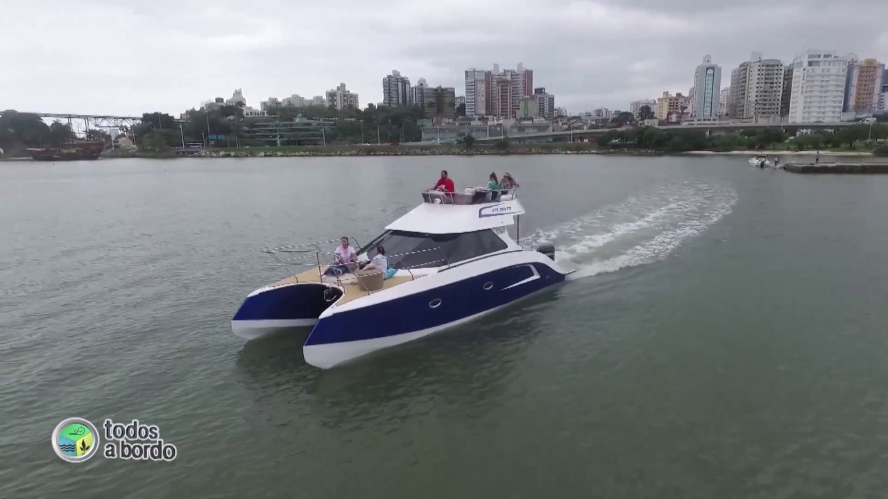 Um catamarã Maravilhoso construído em Palhoça.