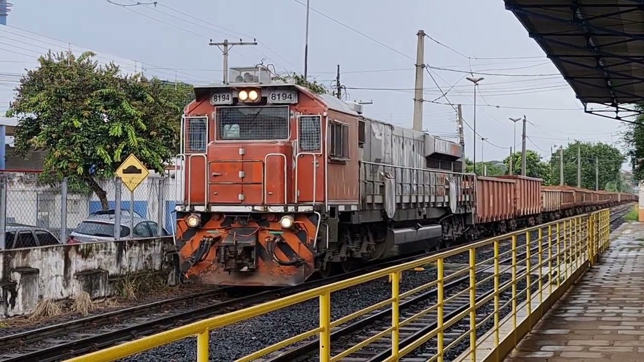 Gt46 liderando trem de bauxita e outros trens em Aguaí