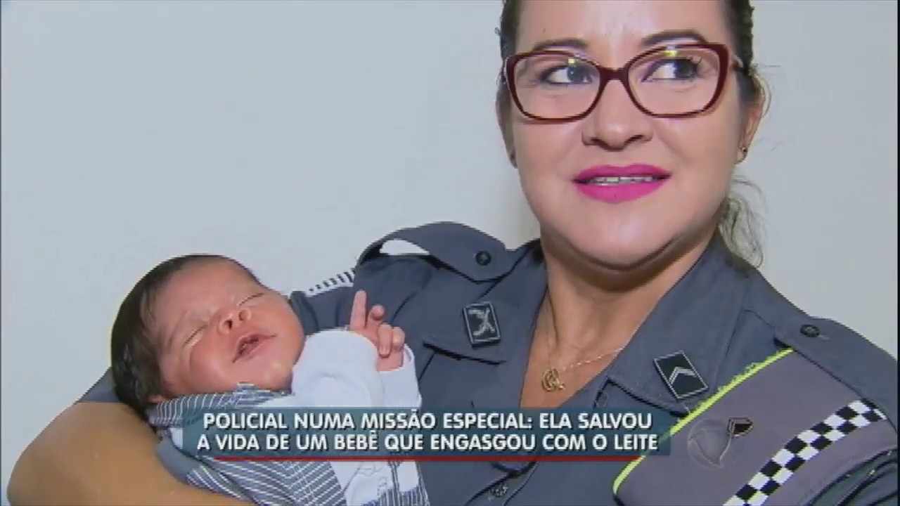 Policial salva bebê de 21 dias que estava engasgado com leite