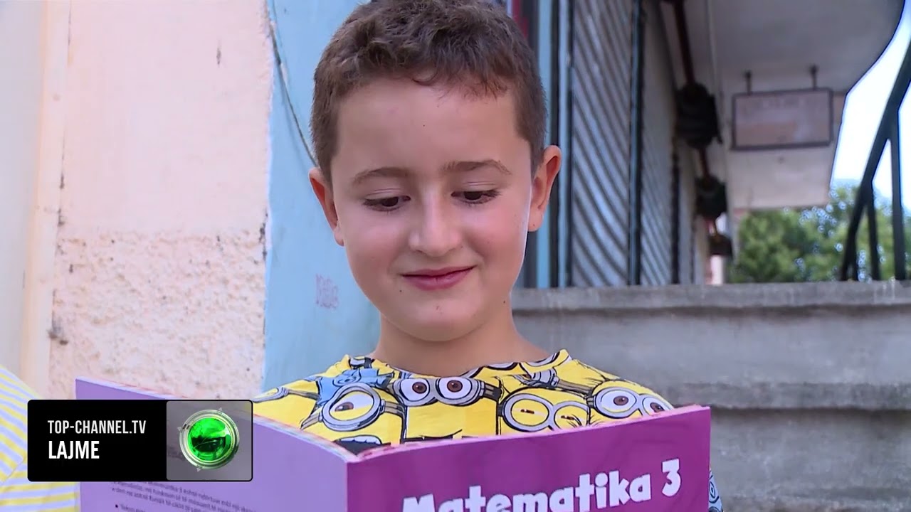Top Channel/ Nis shpërndarja e teksteve falas! Risi këtë vit shkollor me librat e papërdorur