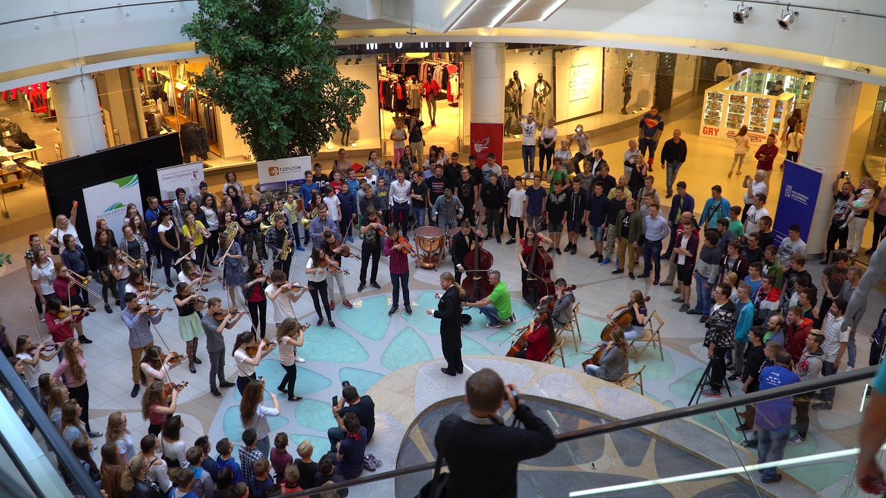 Niecodzienny flash mob  Galeria Rzeszów 4K