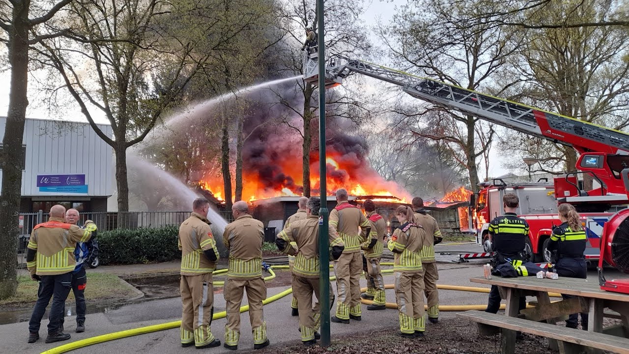 GROTE BRAND IN GEBOUW W4 NIET MEER TE REDDEN  - hulpdiensten met spoed naar grote brand in De Bilt