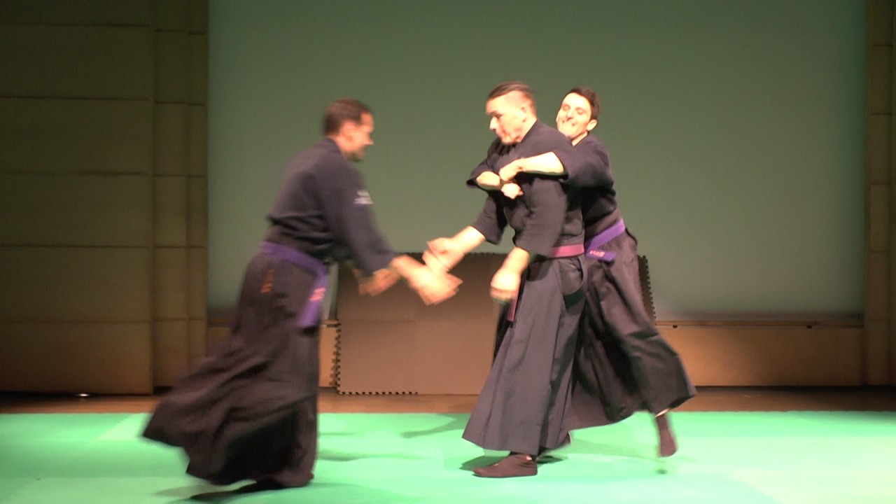 2017 szkoła Okuyama Ryu Aiki Jujutsu występ w Manggha Iaijutsu katana sparring tameshigiri