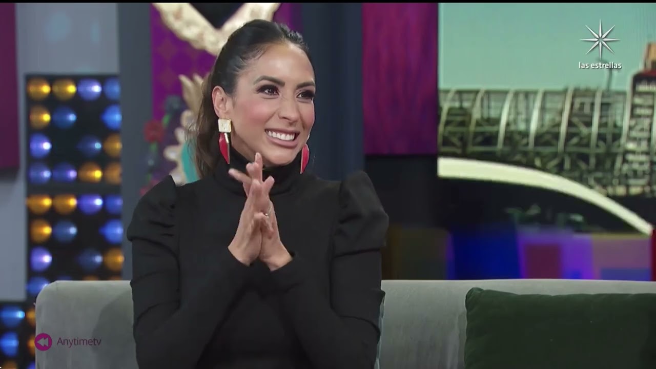 Cynthia Urías Black Mini Dress Sexy Red Pumps Ximena Cordoba Green Skirt Sexy Silver Heels