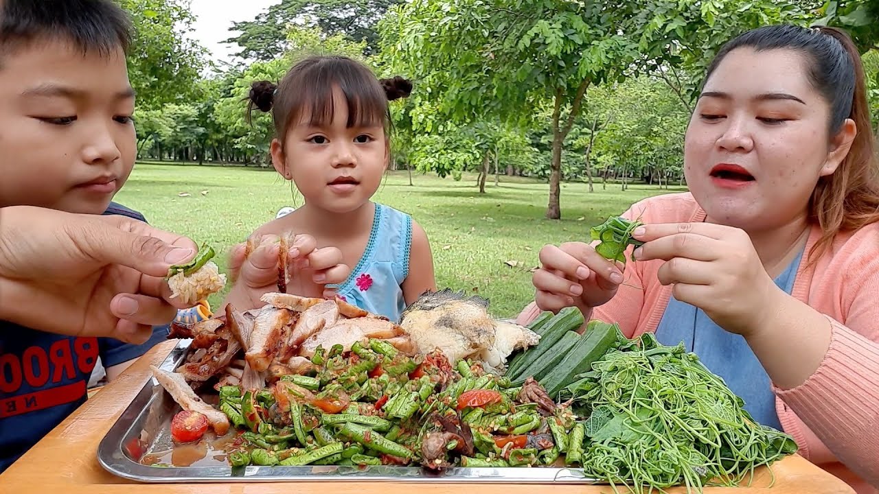 ตำถั่วปูปลาร้านัวๆ คอหมูย่างนุ่มๆหอมๆ ปลาสลิดทอด ผักลวก มากินข้าวป่าแซบหลายจ้า 26 กรกฎาคม ค.ศ. 2020