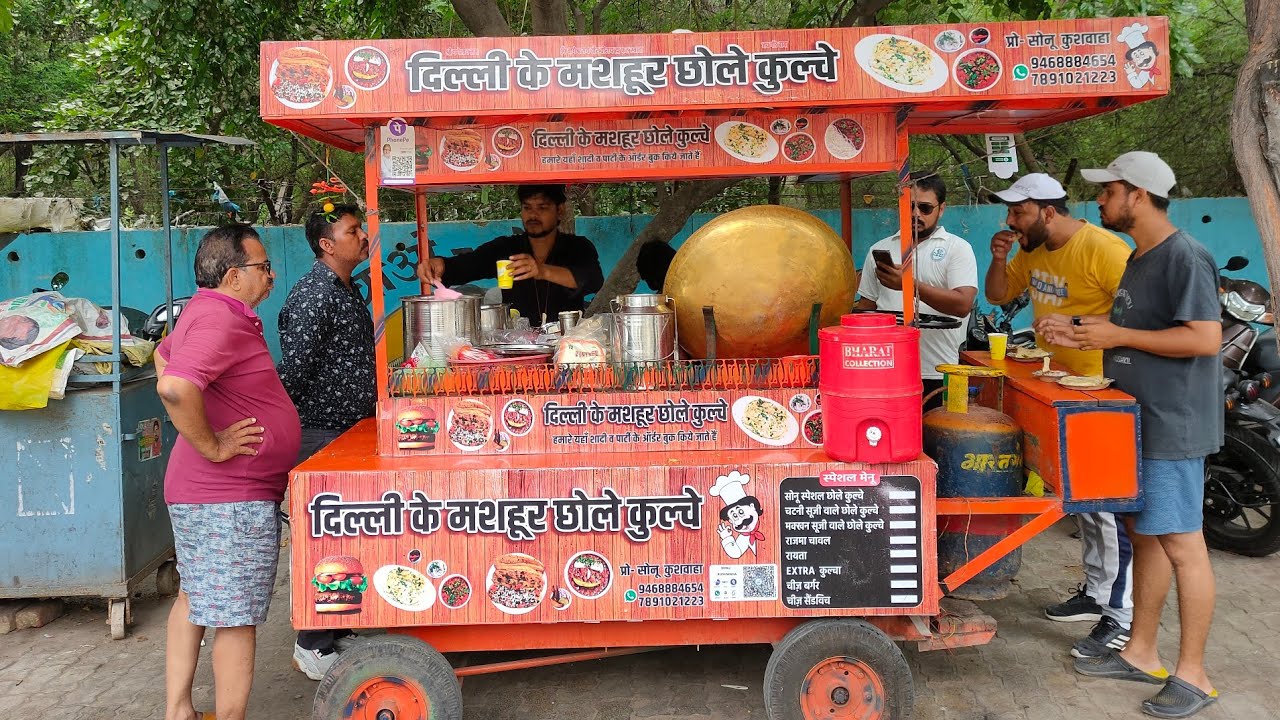 500km गाड़ी चला कर Delhi से Kanpur आते हैं छोले कुल्चे बेचने | Kanpur Food | Indian Street Food