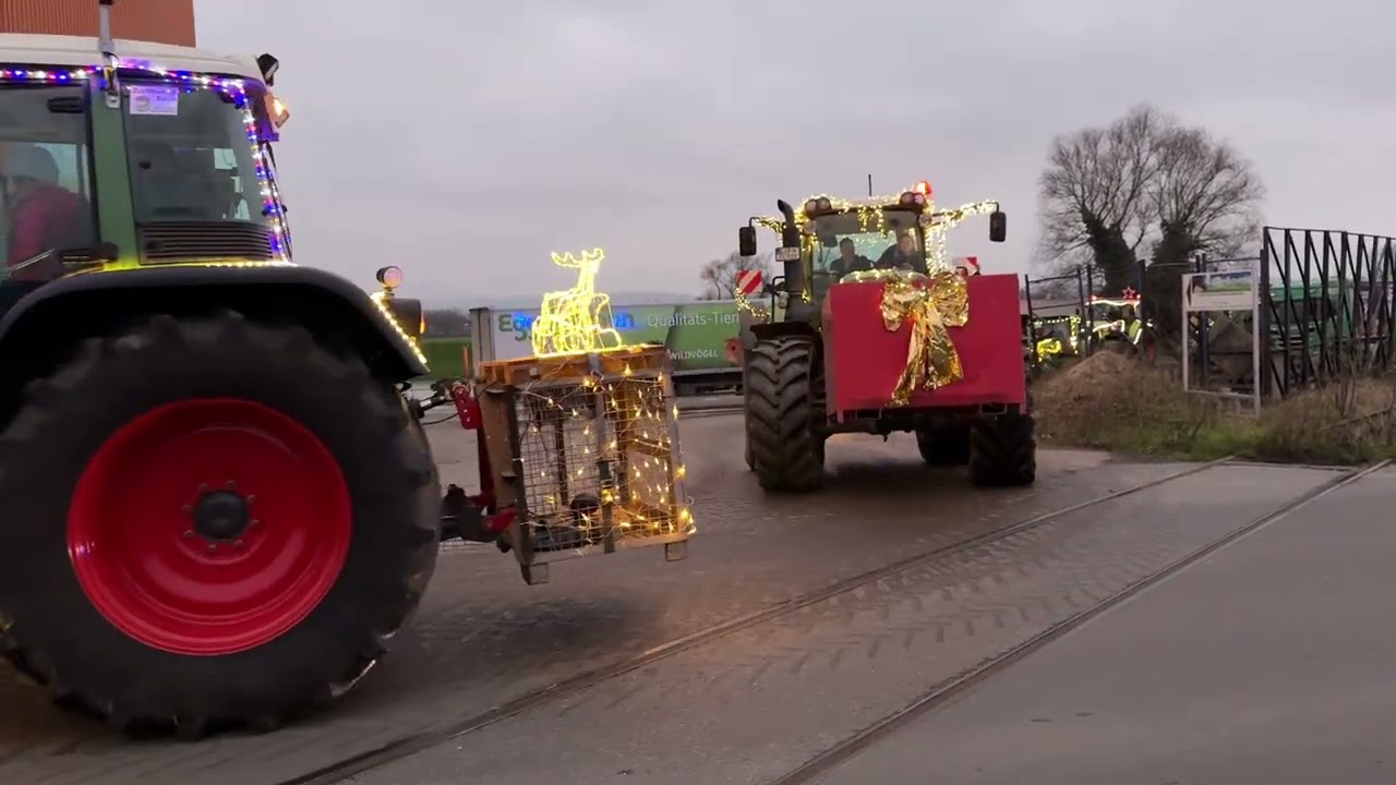 4. Lichterfahrt der Landwirte mit bunt geschmückten Traktoren durch Rinteln