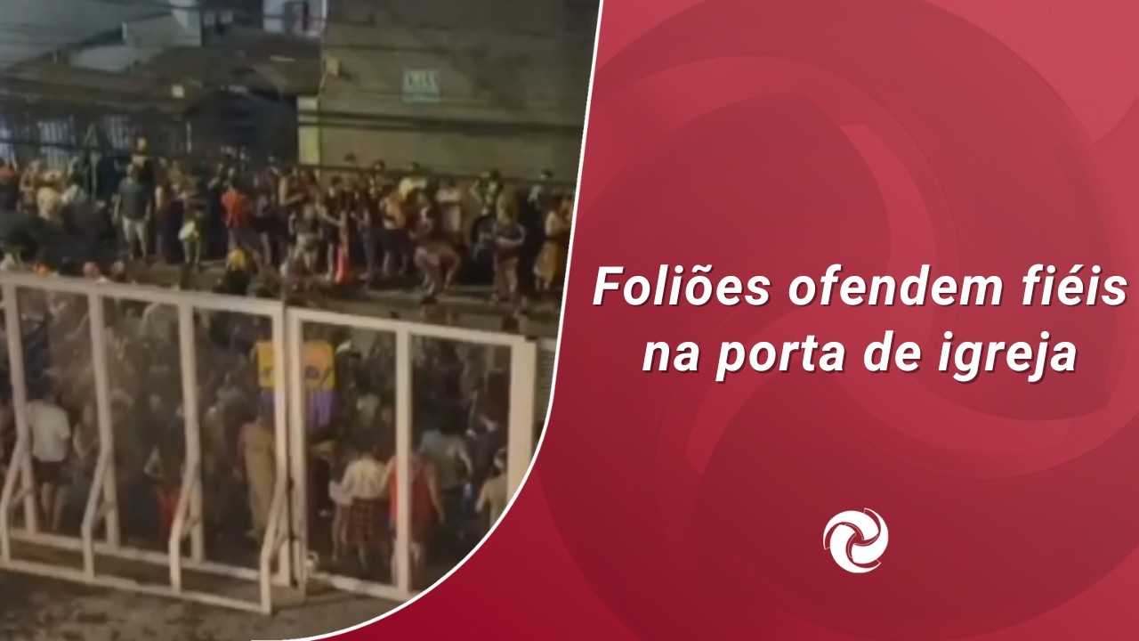 Foliões ofendem fiéis na porta de igreja
