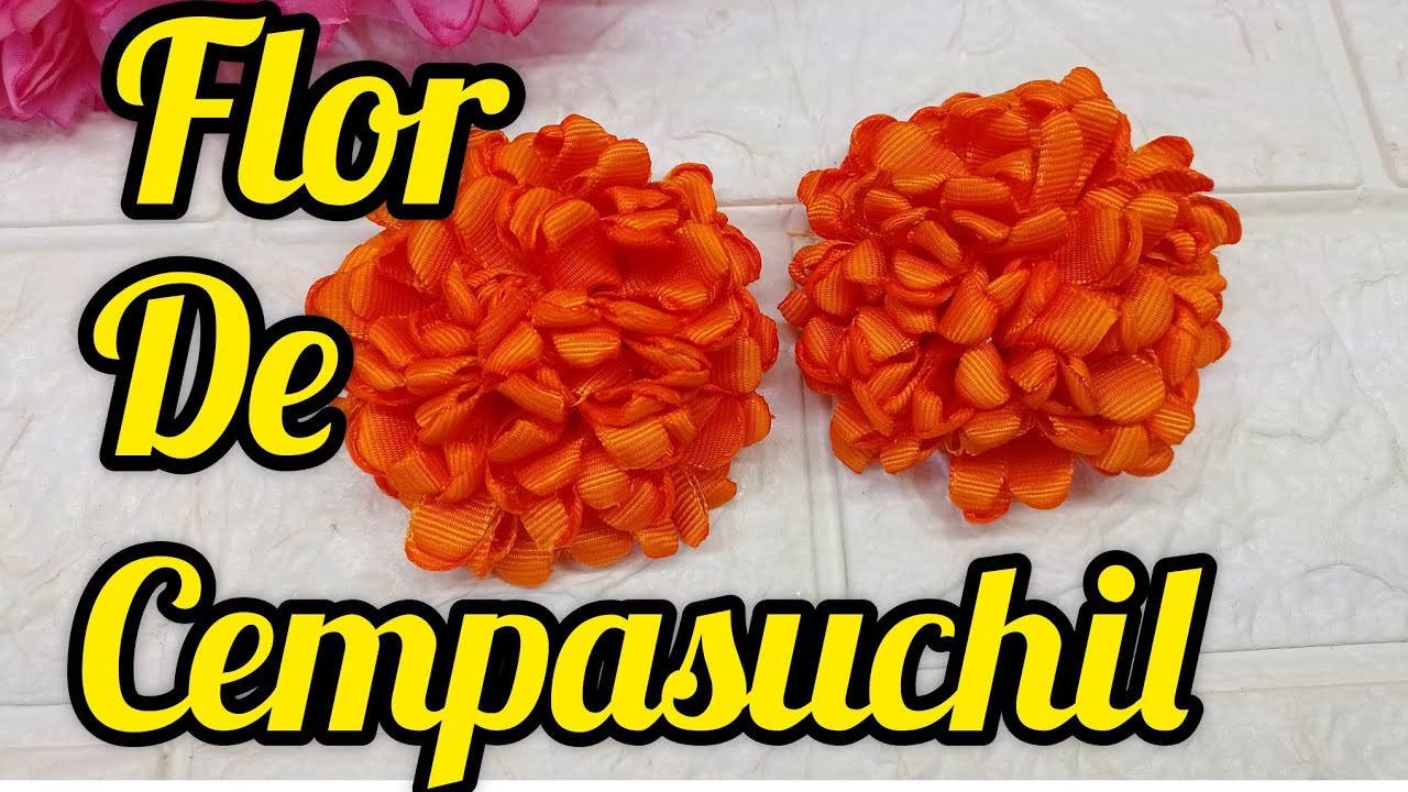 Flor de cempasuchil con listón