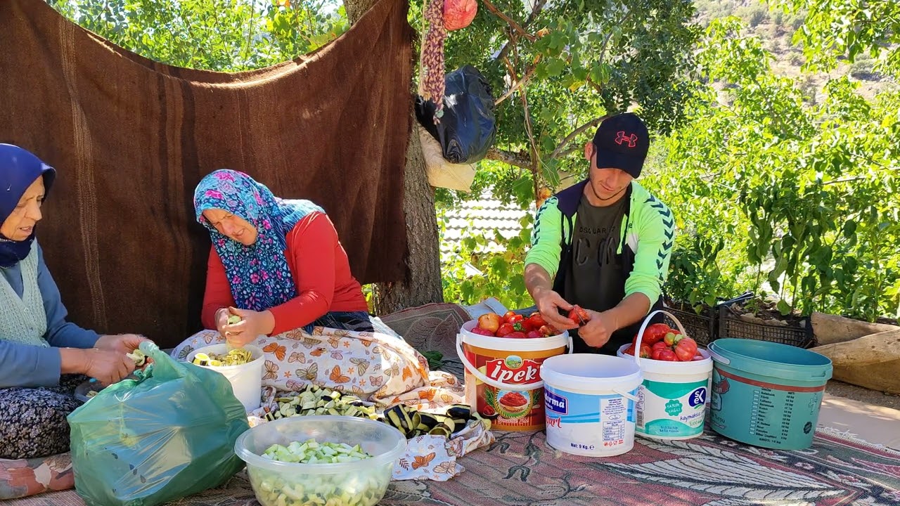KOMŞUMUZ İLE KIŞLIK HAZIRLIĞI DOLMALR,KABAKLAR,PATLICANLAR,SALÇALIKLAR/BAHÇEMİZE YENİ ÇİÇEKLİ KAPI