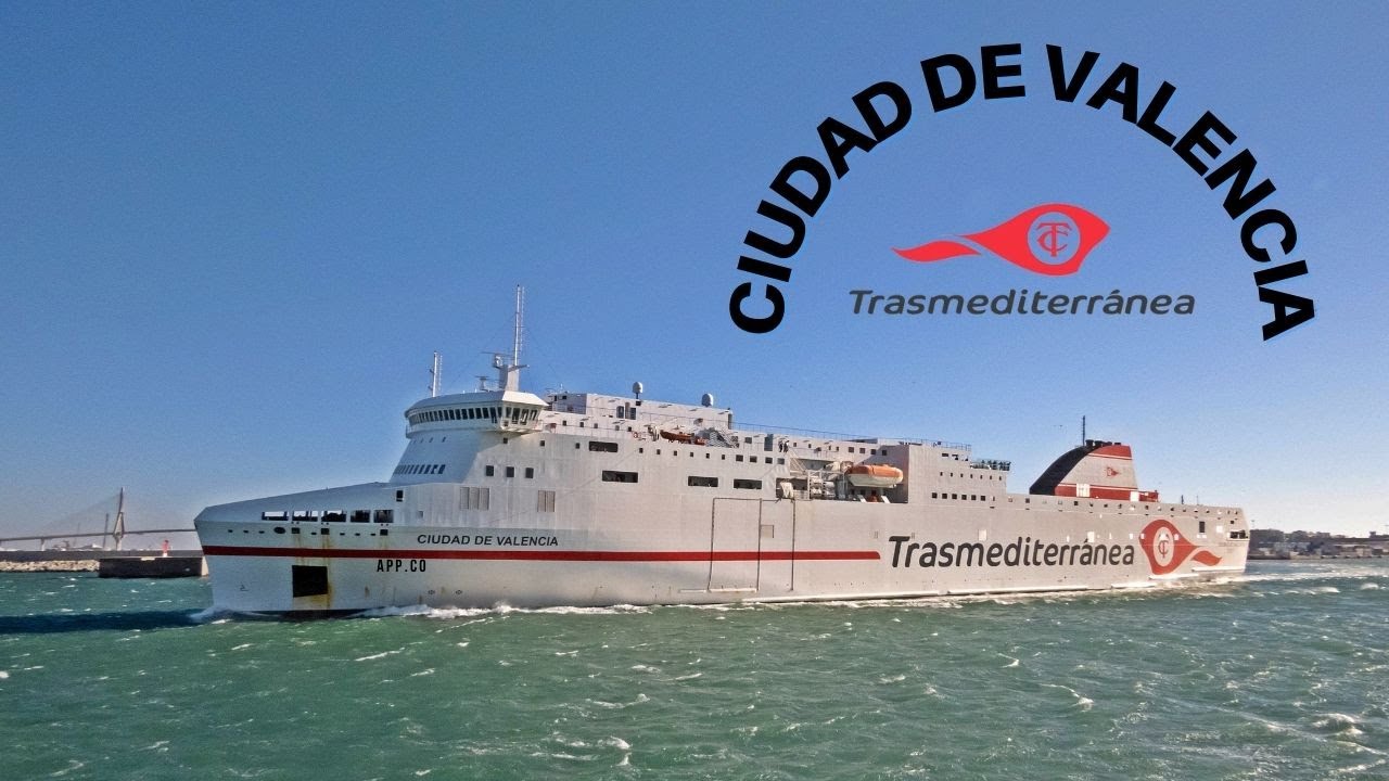 Llegada del ferry Ciudad de Valencia al puerto de Cádiz