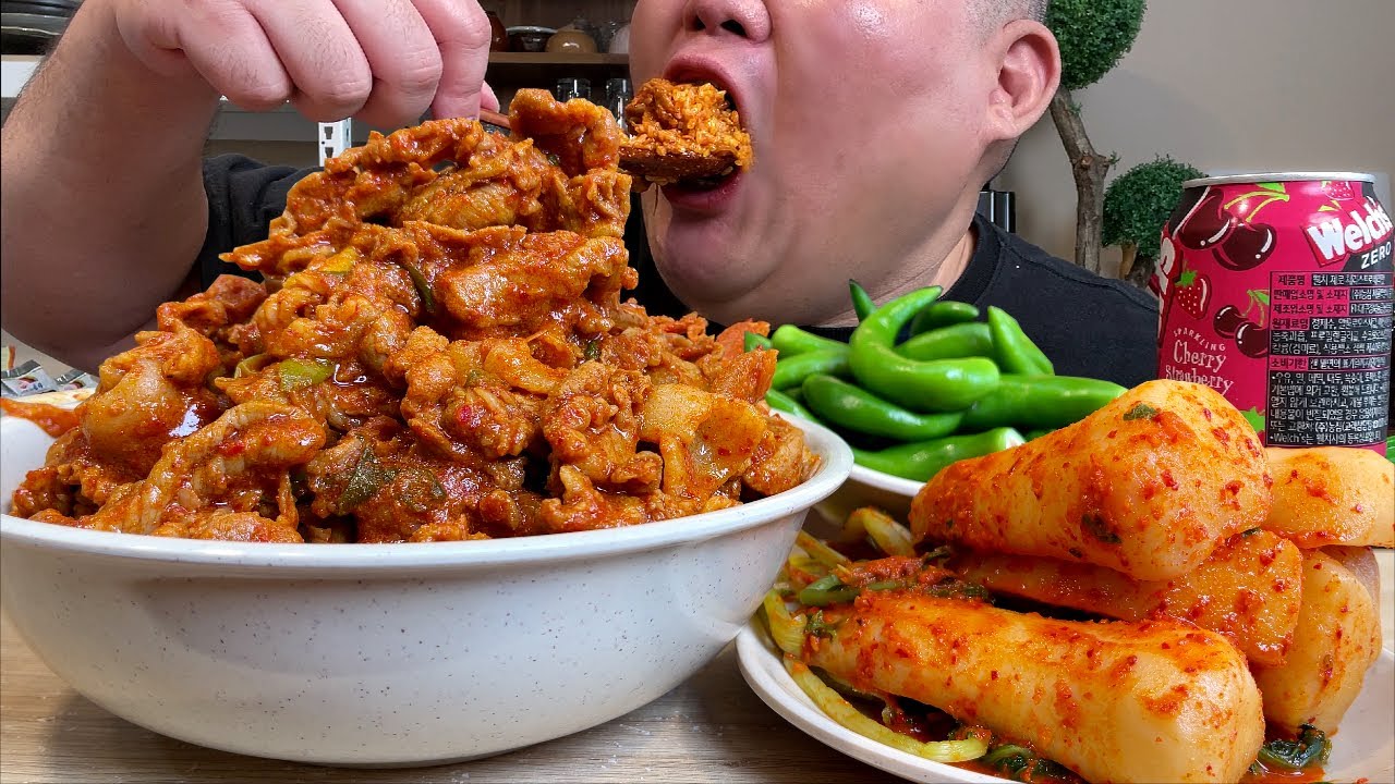 배고픔이 욕심을 부릅디다. 산더미 제육덮밥+총각김치+땡초 먹방 입니다. MUKBANG