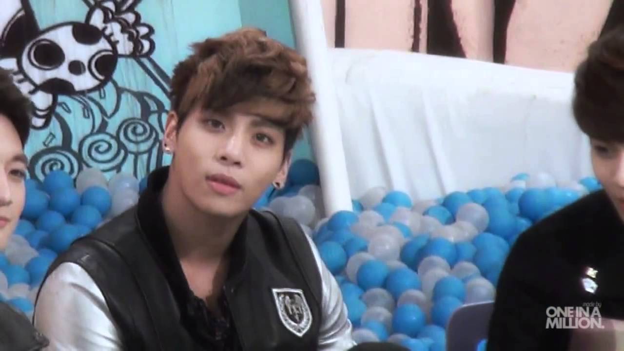Jonghyun eye contact