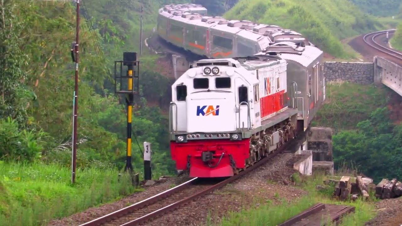 10 MENIT AKSI KERETA API PANJANG MELIUK - LIUK DI KELOK TUMIYANG PART 2.