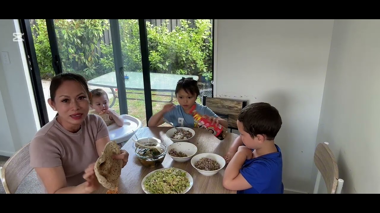  Các con đi chơi công viên . Móm ăn đặc sản New Zealand ổ hoa xào trứng ăn với bánh tráng nướng . 