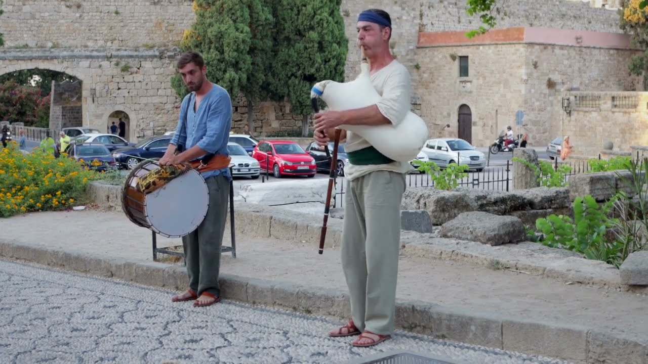 Νίκος Μαλλιάκας νταούλι    Γιώργος Ταυρίδης  γκάιντα,                              παλιά πολη Ρόδος