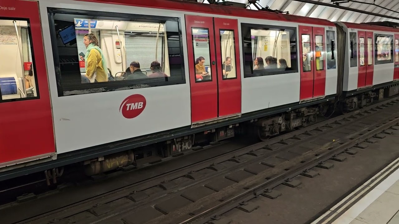 Metro Barcelona L2 Serie 9065 Entrando y Saliendo de Bac de Roda 14/05/25
