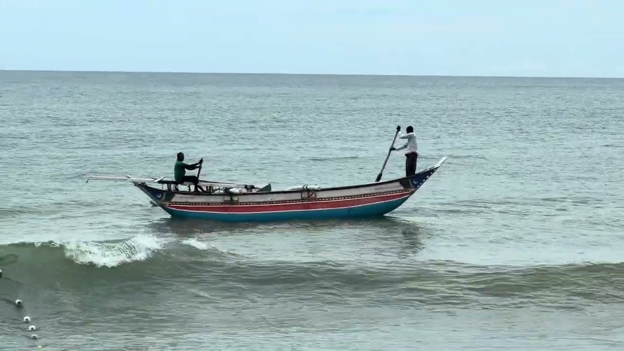 கடலில் கரவலையில் மீன் பிக்கும் காட்சி