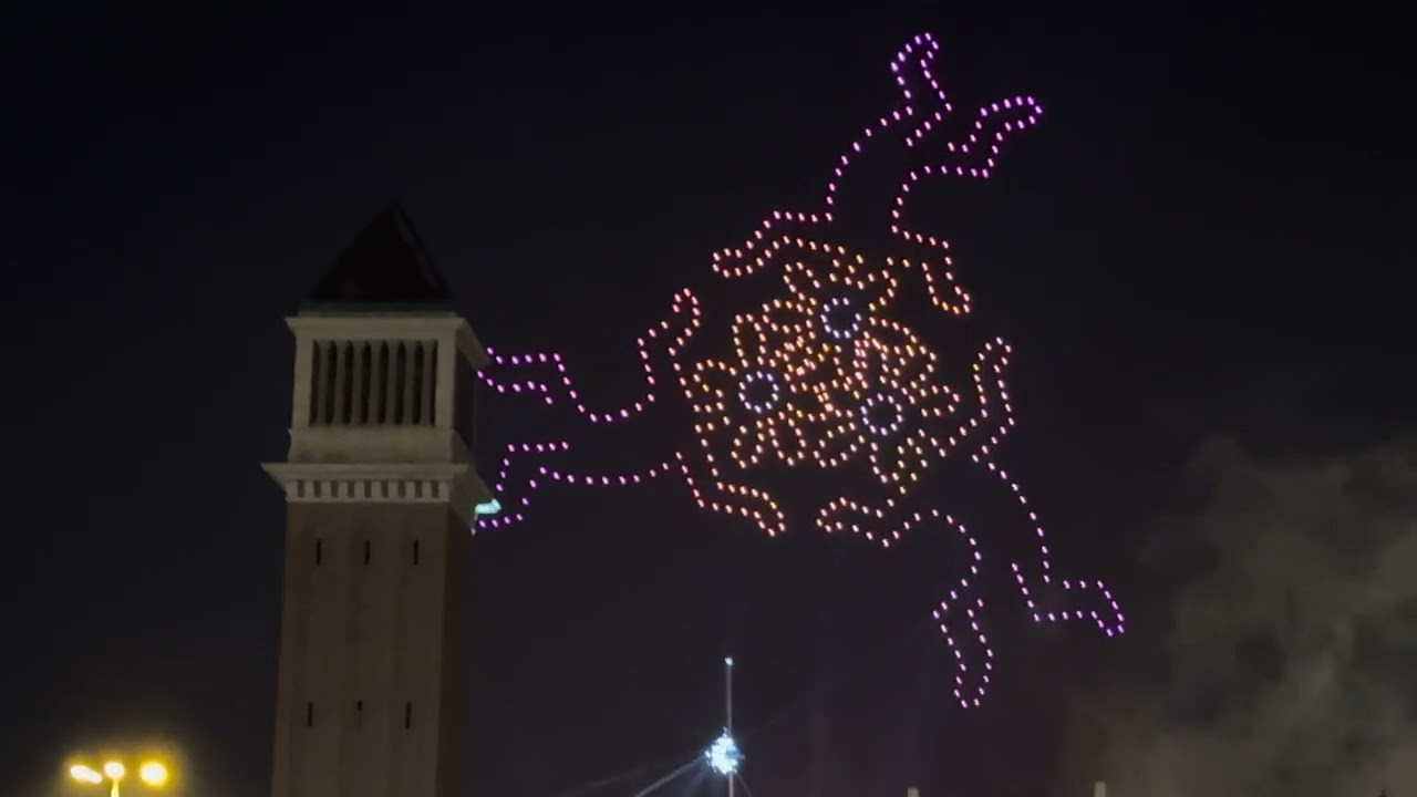 Espectáculo de fuegos artificiales y drones en Plaza España | Barcelona 31.12.2024