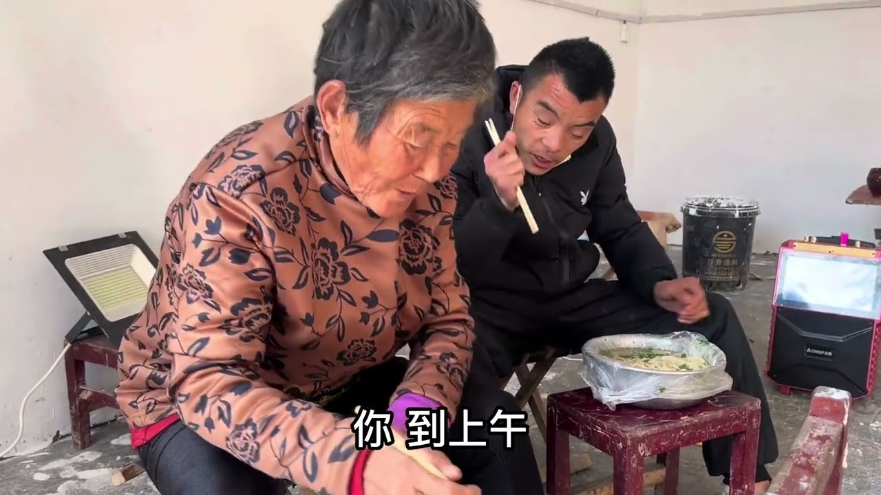 树杭妈过了饭点还在外面捡破烂！树杭赶紧出去找！安排别忘吃饭 #我的乡村生活 #关爱老人 #传递温暖 #正能量