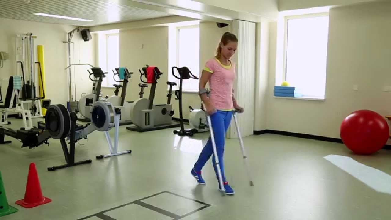 Bewegen na een heupoperatie. Lopen met krukken.