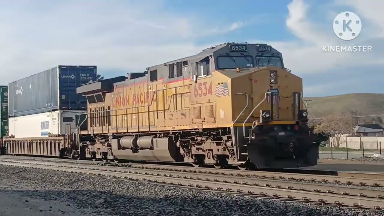 Union pacific 6936 pulling a intermodal train at the train depot in tehachapi california 
