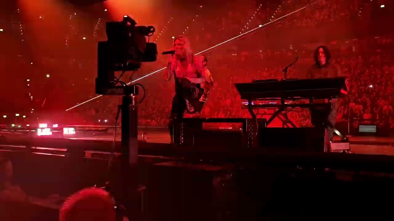 Linkin Park - Heavy is the Crown (live premiere at Hamburg 2024, first row)
