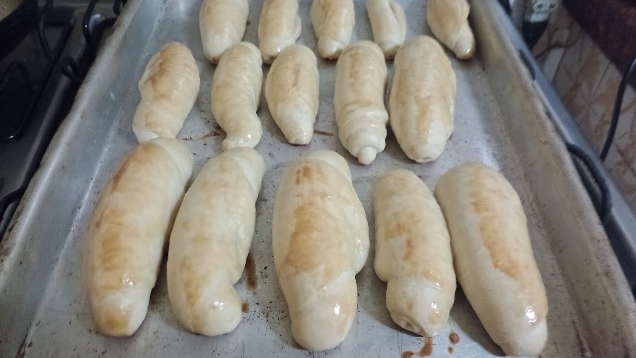 Pães para o cachorro quente,molho e bolo de canela.