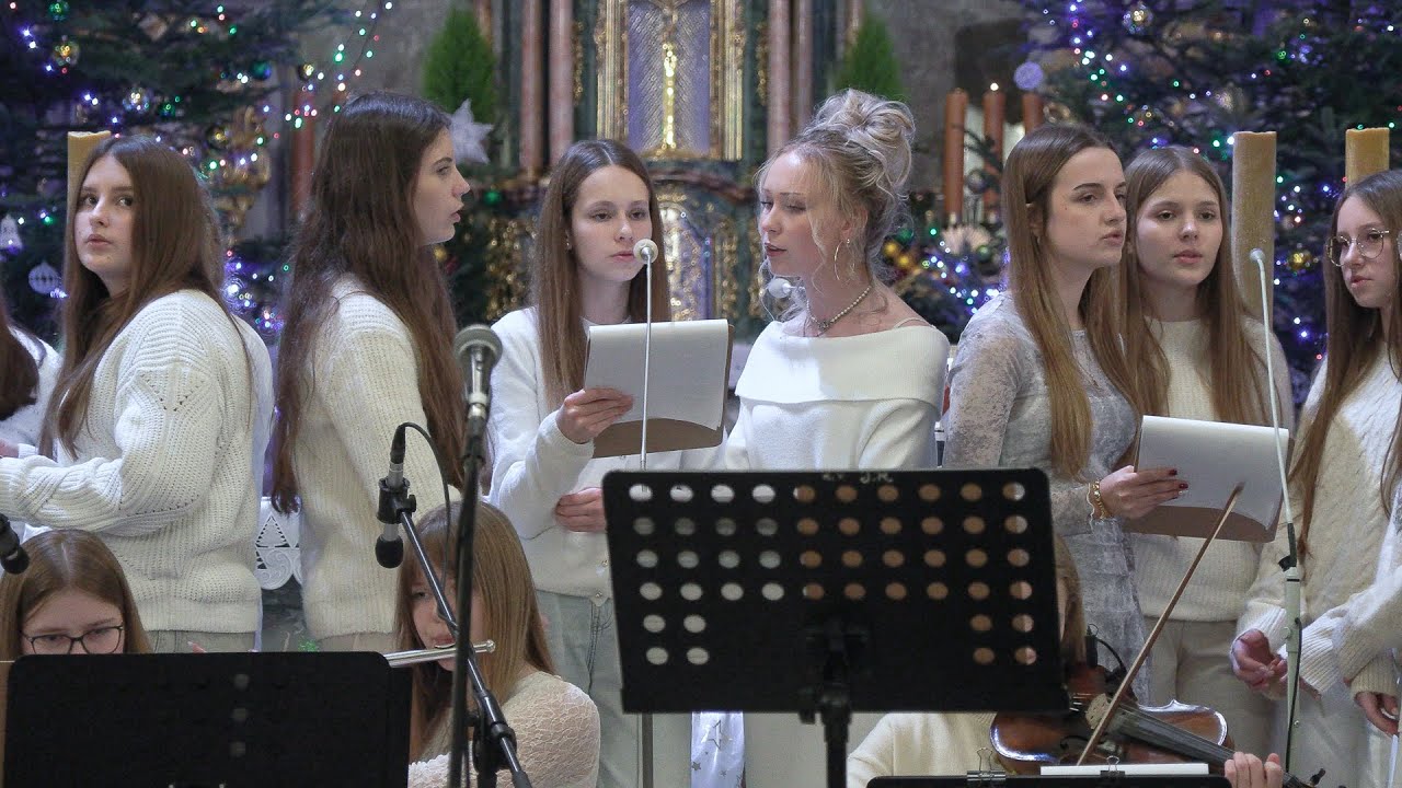 Koncert w Starej Wsi: kolędy w wykonaniu Magis podbiły serca publiczności