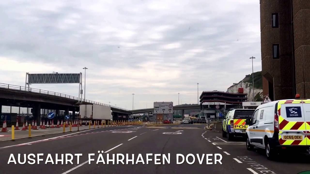 Ausfahrt mit dem Auto von der Fähre in Dover