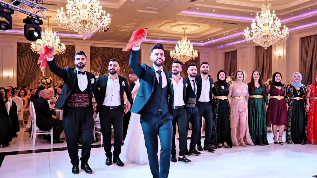 Kadınların muhteşem gösterisi  #halay #kurdish #kurtce #öneçıkar #dugunumuzvar #gelin  #halaybasi
