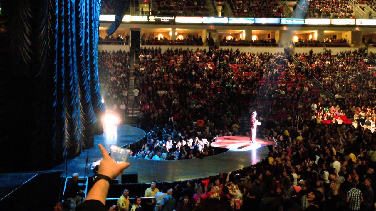 Pink opens her Fresno concert by singing Raise Your Glass