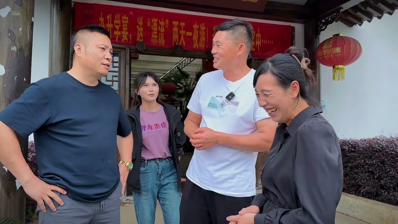 二哥在稻田劳作，小沈拉着二哥急忙回家，原来是师父请客吃大餐。 #海哥量地球