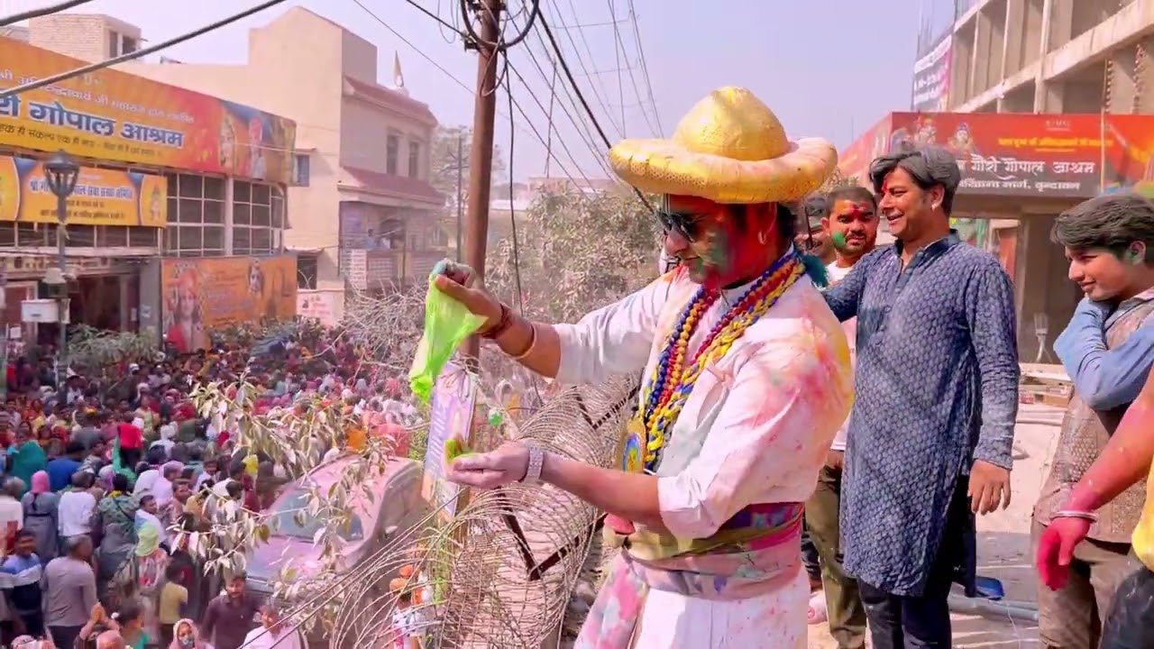 देखिए पहली बार महाराज जी ने आश्रम में कैसी भयंकर खेली होली 😳