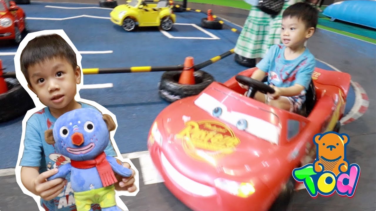 開閃電麥坤 巴士 騎摩托車！蘭城晶英芬多奇堡好玩！Lightning McQueen Disney Cars  | 小陶德沛莉 玩具開箱